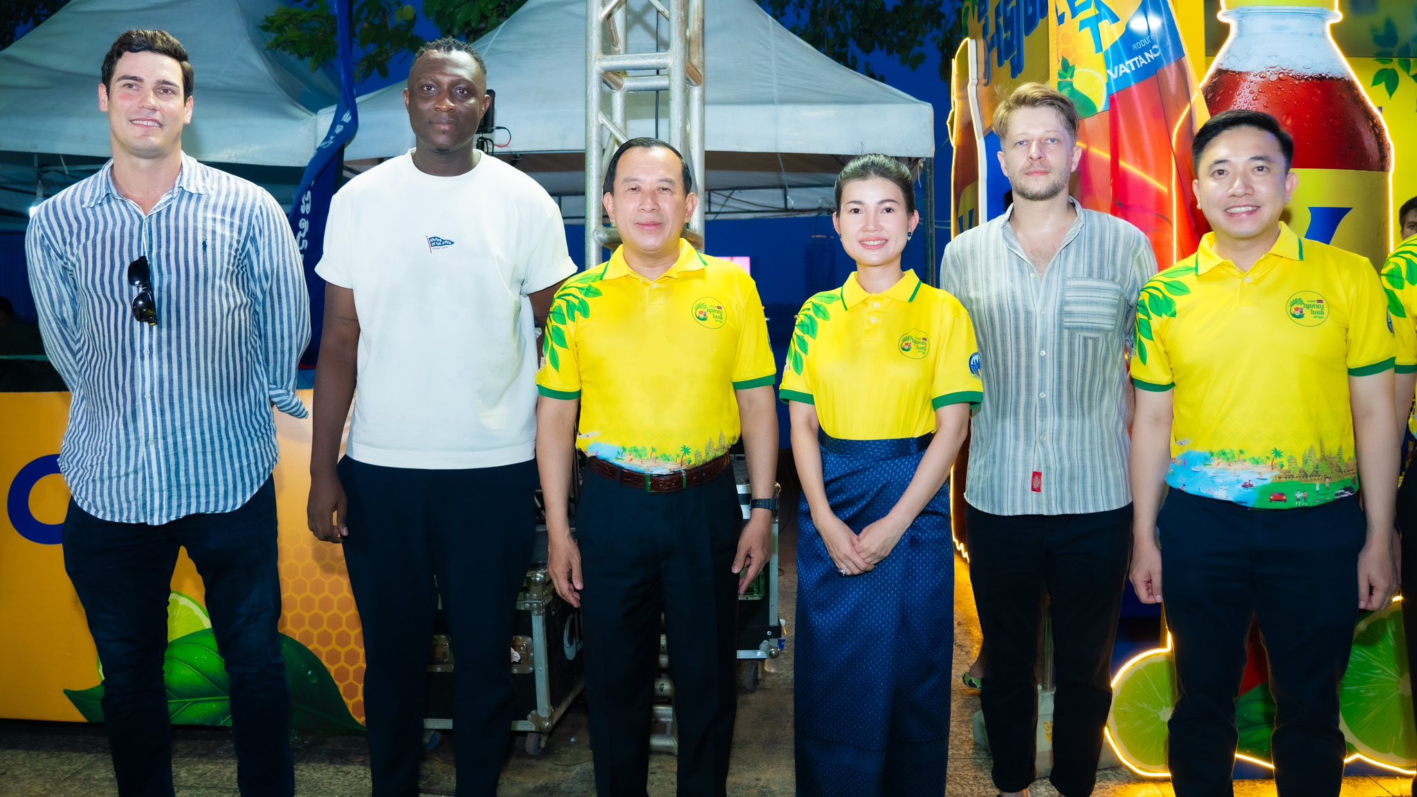 H.E. Minister and Vattanac Sam Ang with Influencers